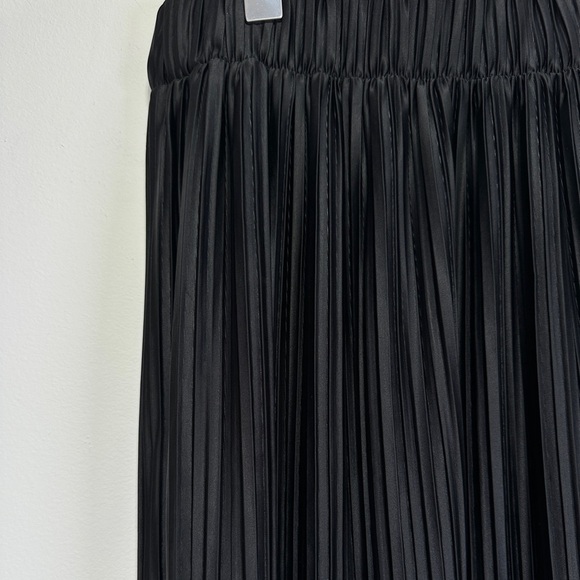 Torrid Black Pleated Midi Skirt | Pull-On Pleated Plissé Skirt | Elastic Waist - Picture 3 of 5